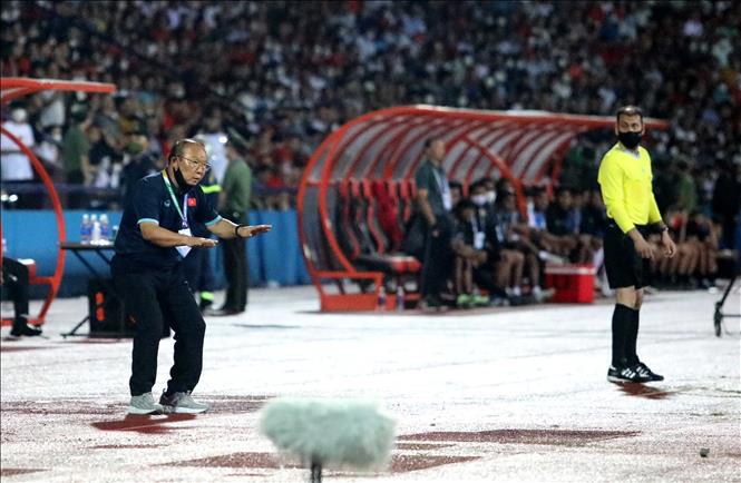 Head coach of U23 Vietnam Park Hang-seo instructs his disciples to slow down the game. VNA Photo