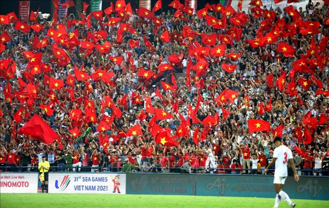 Vietnamese fans celebrate the goal. VNA Photo 