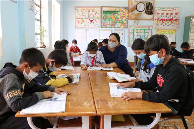 Trong ảnh: Em Chu Siu Anh Thư, lớp 5C, trường Tiểu học Ia Ka, huyện Chư Păh, Gia Lai (ở giữa) luôn được thầy cô, bạn bè yêu thương, quý mến. Ảnh: Hồng Điệp - TTXVN