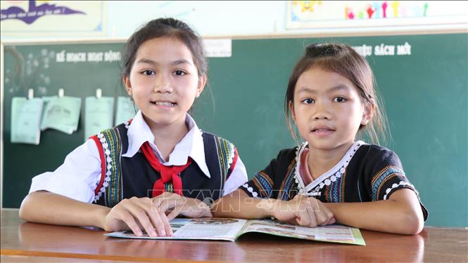 Trong ảnh: Hai chị em Chu Siu Anh Thư (bên trái), lớp 5C, trường Tiểu học Ia Ka, huyện Chư Păh, Gia Lai luôn yêu thương, đùm bọc nhau. Ảnh: Hồng Điệp - TTXVN