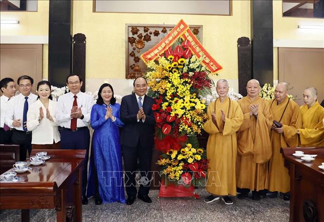 Chủ tịch nước Nguyễn Xuân Phúc thăm chùa Huê Nghiêm. Ảnh: Thống Nhất - TTXVN  