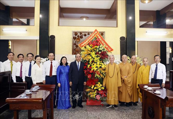 Chủ tịch nước Nguyễn Xuân Phúc thăm chùa Huê Nghiêm. Ảnh: Thống Nhất - TTXVN  