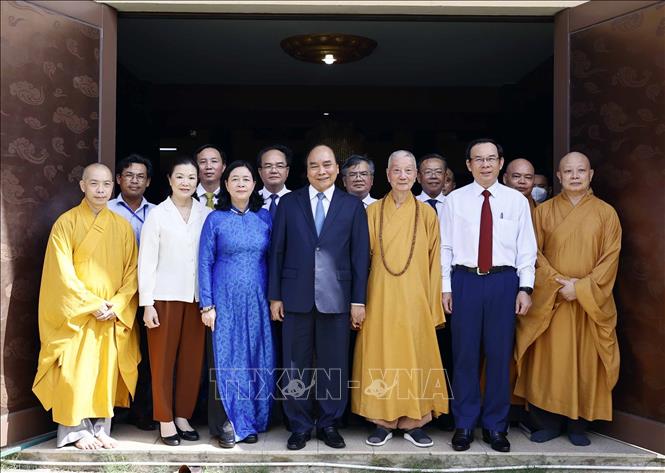 Chủ tịch nước Nguyễn Xuân Phúc thăm chùa Huê Nghiêm. Ảnh: Thống Nhất - TTXVN  

