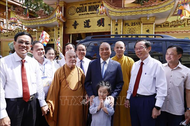 Chủ tịch nước Nguyễn Xuân Phúc thăm chùa Minh Đạo. Ảnh: Thống Nhất - TTXVN  
