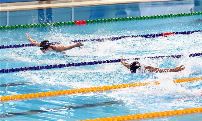 Màn tranh tài gay cấn giữa VĐV Nguyễn Thị Nhật Lam (Việt Nam, bên trái) và VĐV Azzahra Permatahani (Indonesia) ở vòng loại bơi 200m hỗn hợp nữ. Ảnh: Phạm Kiên - TTXVN