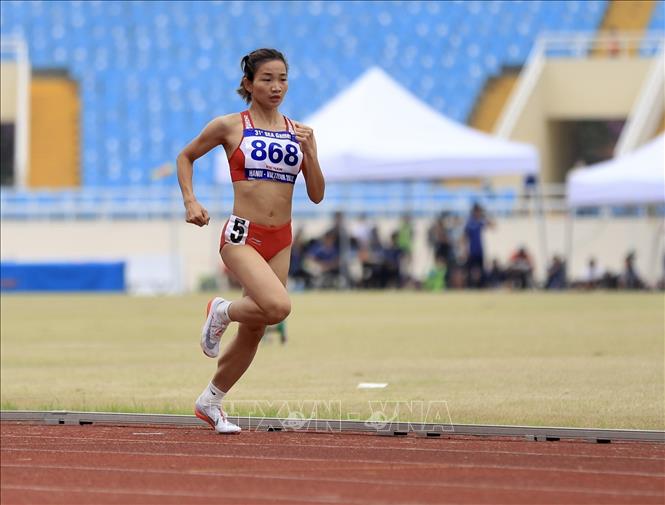 VĐV Nguyễn Thị Oanh trên đường chạy 1500m nữ, giành HCV đầu tiên cho Điền kinh Việt Nam tại SEA Games 31. Ảnh: Huy Hùng-TTXVN
