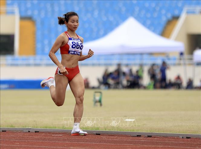 VĐV Nguyễn Thị Oanh trên đường chạy 1500m nữ, giành HCV đầu tiên cho Điền kinh Việt Nam tại SEA Games 31. Ảnh: Huy Hùng-TTXVN