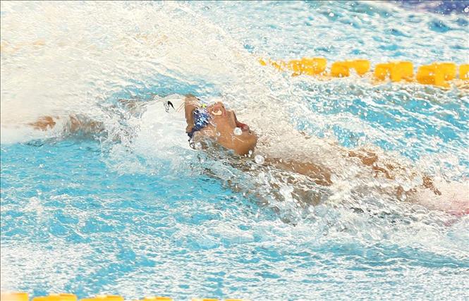 VĐV Mai Trần Tuấn Anh (Việt Nam) thi đấu vòng loại nội dung bơi 100m ngửa nam. Ảnh: Phạm Kiên - TTXVN