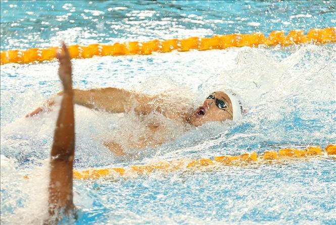 VĐV Lê Nguyễn Paul (Việt Nam) thi đấu vòng loại nội dung bơi 100m ngửa nam. Ảnh: Phạm Kiên - TTXVN