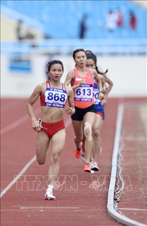VĐV Nguyễn Thị Oanh trên đường về đích ở nội dung chạy 1.500m nữ, giành HCV đầu tiên cho Điền kinh Việt Nam tại SEA Games 31. Ảnh: Hoàng Hà-TTXVN
