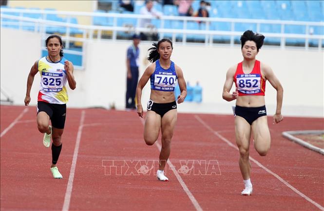 Vận động viên Hoàng Du ý (áo 852-Việt Nam) tranh tài ở vòng loại nội dung chạy 200m nữ. Ảnh: Quốc Khánh - TTXVN
