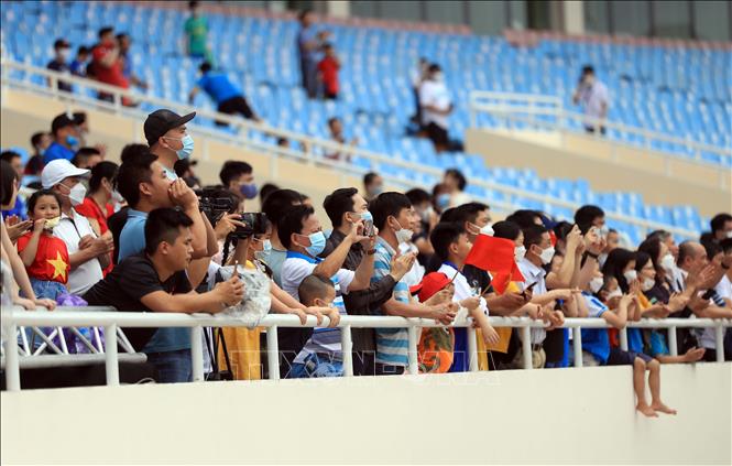 Khán giả Hà Nội đến cổ vũ cho các VĐV thi đấu. Ảnh: Huy Hùng - TTXVN