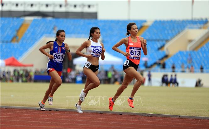 Các VĐV thi đấu nội dung chạy 1.500m nữ. Ảnh: Huy Hùng - TTXVN