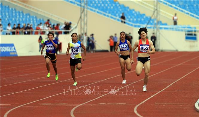 VĐV Việt Nam Hoàng Du Ý (số 852) thi đấu nội dung chạy 200m nữ. Ảnh: Huy Hùng - TTXVN