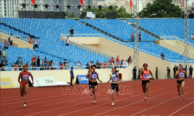 Các VĐV thi đấu nội dung chạy 200m nữ. Ảnh: Huy Hùng - TTXVN
