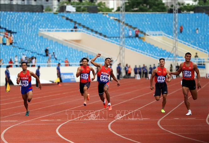 Các VĐV thi đấu chạy 100 nam trong nội dung chung kết 10 môn phối hợp. Ảnh: Huy Hùng - TTXVN
