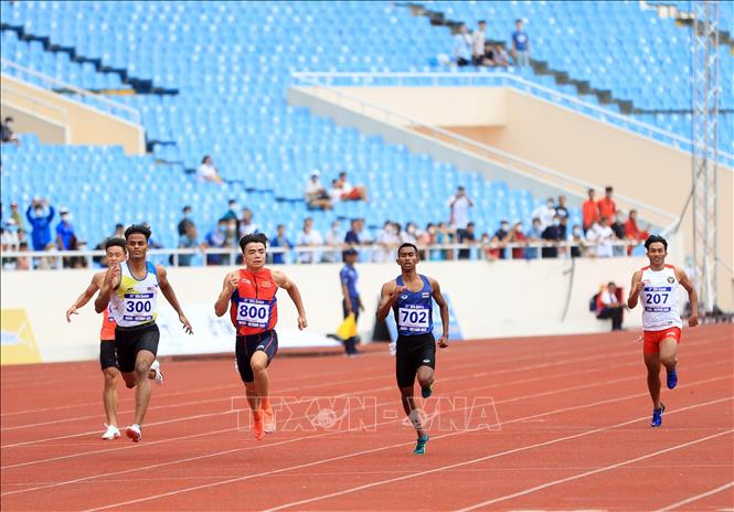 VĐV Ngần Ngọc Nghĩa (800, Việt Nam) phá kỷ lục quốc gia chạy 200m nam tại vòng loại SEA Games 31, về nhất với thời gian 20 giây 81, lọt vào chung kết chiều nay. Ảnh: Huy Hùng - TTXVN