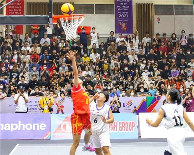 Pha lên rổ ghi điểm của Huỳnh Ngoan (số 8, nữ Việt Nam) trận gặp nữ Singapore. Ảnh: Tuấn Đức - TTXVN