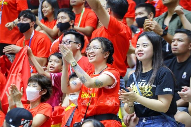 Đông đảo khán giả cổ vũ cho đội tuyển nữ Việt Nam trong trận gặp nữ Singapore. Ảnh: Tuấn Đức - TTXVN