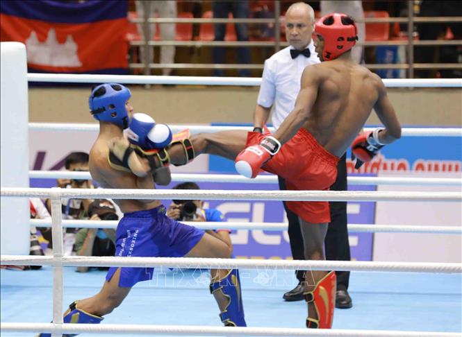 Athlete Chhoeung Lvay (Cambodia-red) versus athlete Thapphli Thongchai (Thailand-green) in the Lowkick event, under 71kg. VNA Photo