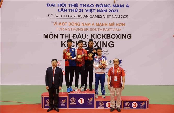 Awarding medals to athletes in the Lowkick content under 60kg. Athlete Nguyen Quang Huy (Vietnam) won the gold medal. VNA Photo
