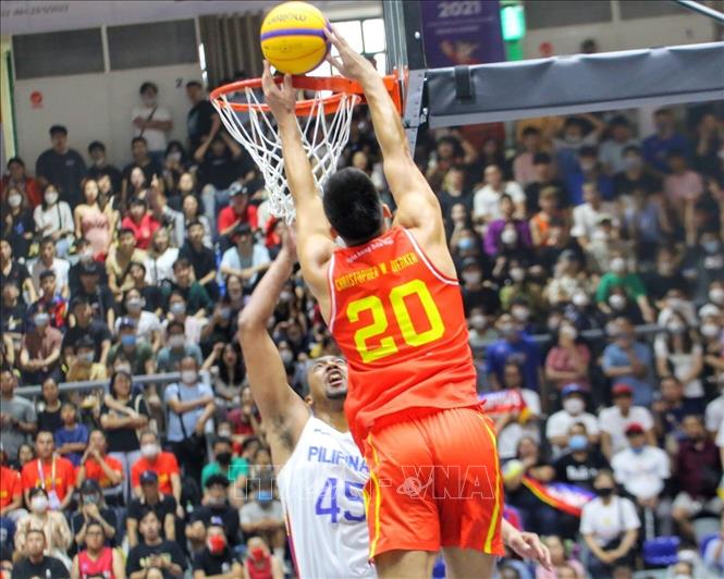 Pha lên rổ ghi điểm của Chris Dierker (số 20, nam Việt Nam) trong trận thắng nam Philippines với tỉ số 21-14. Ảnh: Tuấn Đức - TTXVN