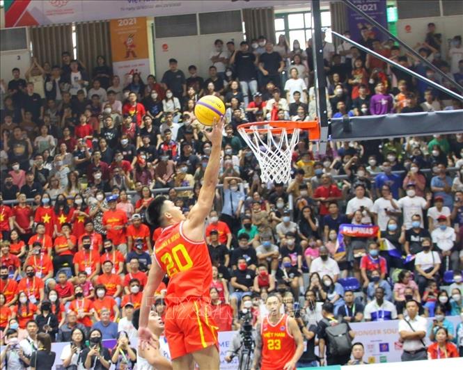 Pha lên rổ ghi điểm của Chris Dierker (số 20, nam Việt Nam) trong trận thắng nam Philippines với tỉ số 21-14. Ảnh: Tuấn Đức - TTXVN