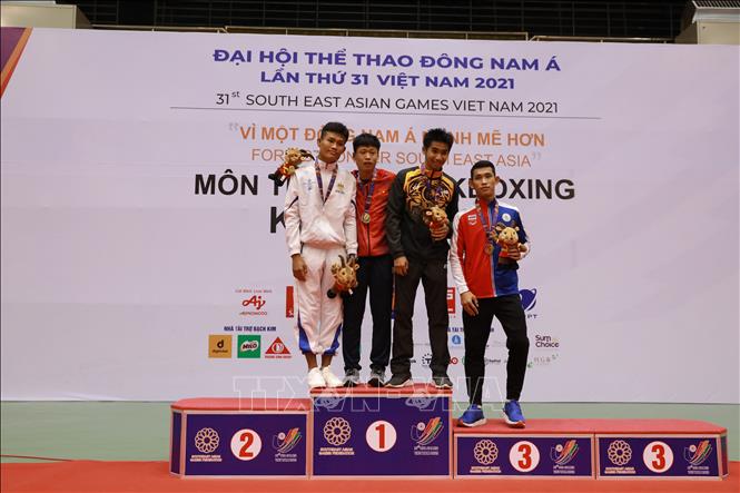 Athletes on the podium receiving medals in the men’s Full Contact event, under 67kg: Nguyen The Huong (Vietnam - gold), Lorn Panha (Cambodia-HCB), Rodnok Ophat (Thailand) and Kiang Athachai Saiprawat (Malaysia) won bronzes.VNA Photo