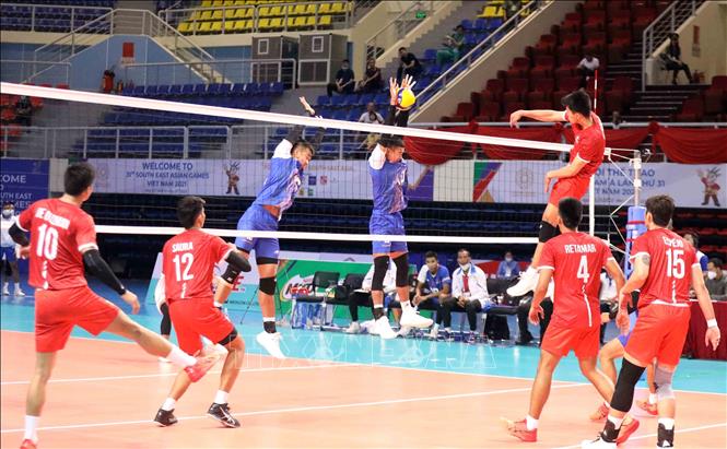 A fight during the men's Indoor volleyball match on May 14 between Cambodia and the Philippines at SEA Games 31. VNA Photo: Anh Tuấn