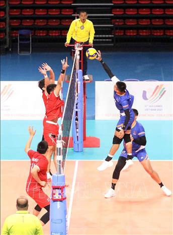 A fight during the men's Indoor volleyball match on May 14 between Cambodia and the Philippines at SEA Games 31. VNA Photo: Anh Tuấn