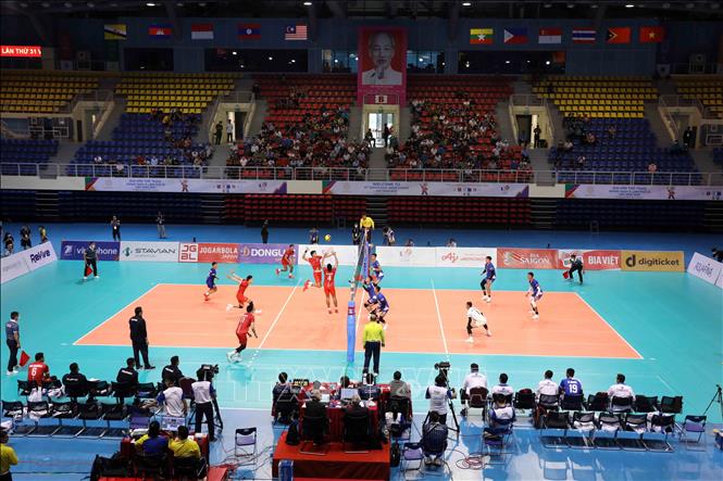 Cambodia (blue) on May 14 defeats their Philippine rival (red) 3-1 in a match of Group B of the men's Indoor volleyball at SEA Games 31. VNA Photo: Anh Tuấn
