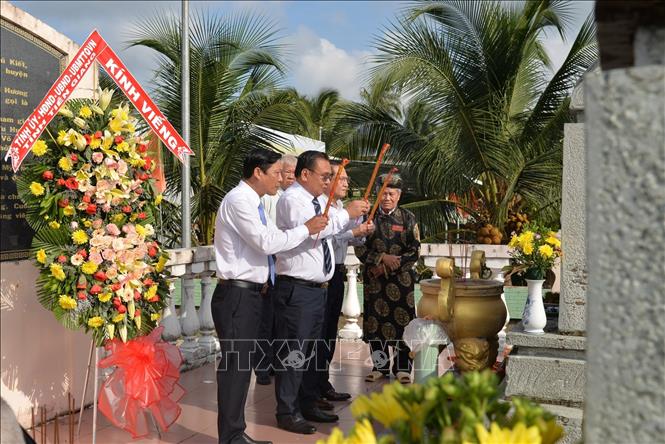 Trong ảnh: Lãnh đạo tỉnh Tiền Giang và huyện Chợ Gạo thắp hương tại mộ Anh hùng dân tộc Thủ khoa Nguyễn Hữu Huân. Ảnh: Hữu Chí - TTXVN