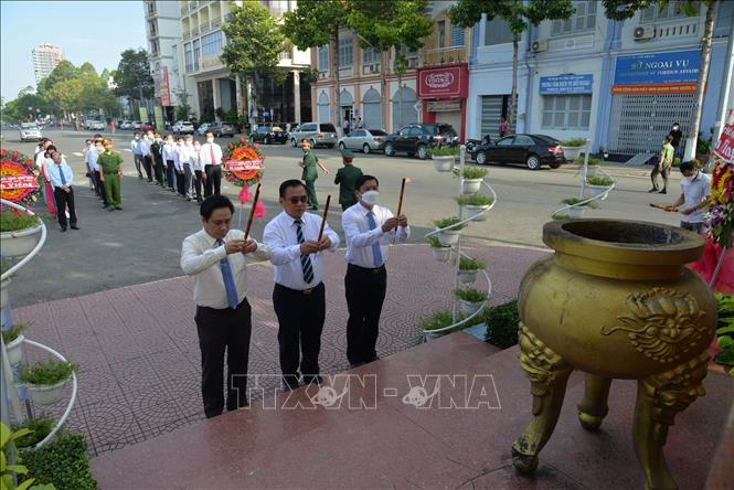 Trong ảnh: Lãnh đạo tỉnh Tiền Giang và các đoàn đại biểu thắp hương tưởng niệm trước Tượng đài Thủ Khoa Nguyễn Hữu Huân ở Công viên Thủ Khoa Huân (phường 1, thành phố Mỹ Tho, tỉnh Tiền Giang). Ảnh: TTXVN phát