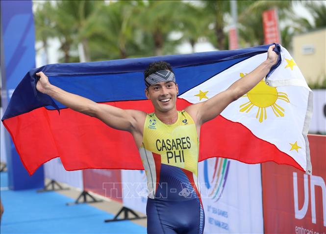 Photo: Fernando Tan Casares celebrate his victory. VNA Photo: Công Đạt