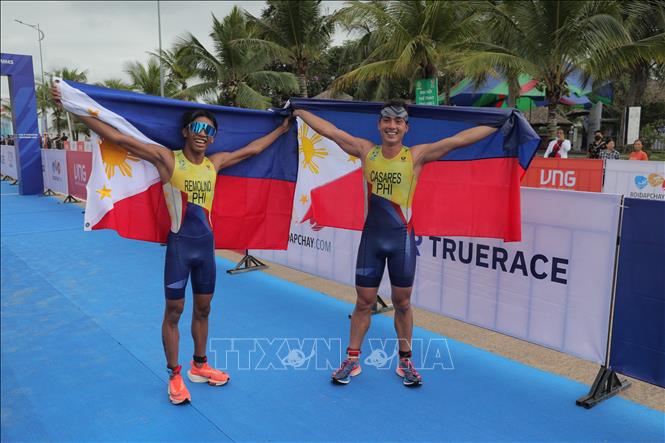 Photo: Fernando Tan Casares and Andrew Remonino of the Philippines celebrate their victories. VNA Photo: Công Đạt