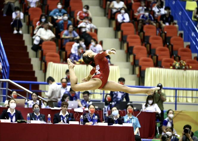 Aryanna Shetty Nish (No.43 - Singapore) competes in the Floor event. VNA Photo 