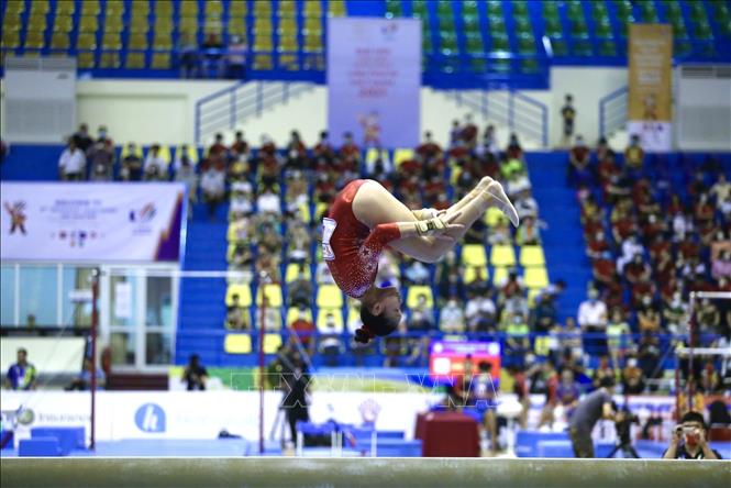 Gymnast Shandy Poh (No.41 - Singapore) competes in the Balance Beam event. VNA Photo 