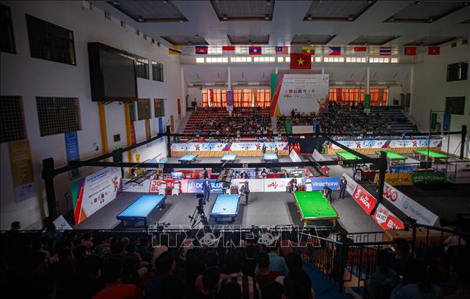 Billiard players compete at the gymnasium of Ha Dong district in Hanoi on May 14. VNA Photo