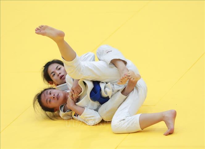 VĐV Dương Thị Thanh Minh (Việt Nam, phía sau) thi đấu với Yap Bless (Malaysia) hạng dưới 48kg. Kết quả sau thi đấu vòng tròn tính điểm, Dương Thị Thanh Minh giành HCB, Yap Bless giành HCĐ. Ảnh: Hoàng Hiếu - TTXVN 