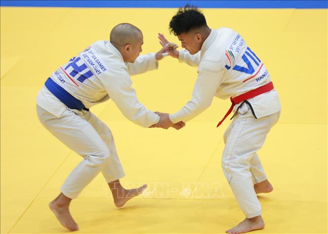 VĐV Cấn Văn Thắng (Việt Nam, phải) thi đấu với Carlo Angelo Pena (Philippines) hạng dưới 62kg. Kết quả Carlo Angelo Pena (Philippines, HCB), Cấn Văn Thắng (Việt Nam, HCĐ). Ảnh: Hoàng Hiếu - TTXVN 