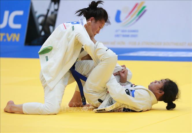 VĐV Senatham Orapa (Thái Lan, phía trên) thi đấu với Ramirez Annie (Philippines, xanh) hạng dưới 62kg. Kết quả VĐV Senatham Orapa (Thái Lan, HCB), Ramirez Annie (Philippines, HCV). Ảnh: Hoàng Hiếu - TTXVN 