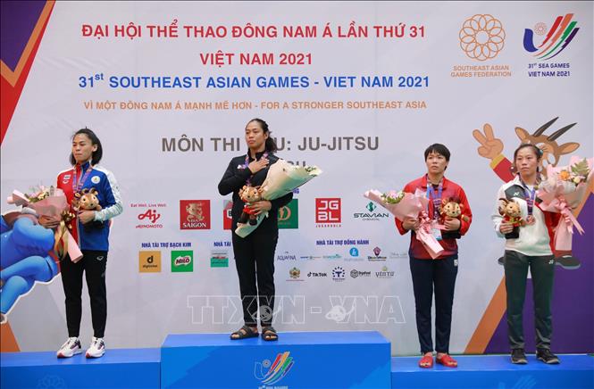 Từ trái sang: VĐV Senatham Orapa (Thái Lan, HCB), Ramirez Annie (Philippines, HCV), Nguyễn Ngọc Tú (Việt Nam) và Toh Fiona (Singapore) cùng nhận HCĐ hạng dưới 62 kg. Ảnh: Hoàng Hiếu - TTXVN 