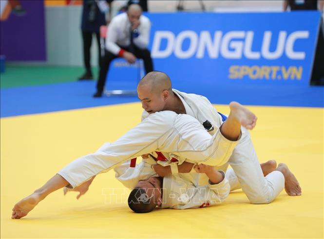 VĐV Carlo Angelo Pena (Philippines, phía trên) thi đấu với Kuntong Suwijak (Thái Lan) hạng dưới 62kg. Kết quả sau thi đấu vòng tròn tính điểm, Carlo Angelo Pena (Philippines, HCB), Kuntong Suwijak (Thái Lan, HCV). Ảnh: Hoàng Hiếu - TTXVN 