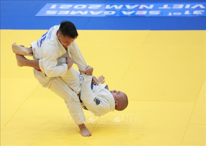 VĐV Cấn Văn Thắng (Việt Nam, trái) thi đấu với Carlo Angelo Pena (Philippines) hạng dưới 62kg. Kết quả Carlo Angelo Pena (Philippines, HCB), Cấn Văn Thắng (Việt Nam, HCĐ). Ảnh: Hoàng Hiếu - TTXVN 