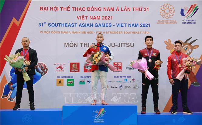 Từ trái sang: Carlo Angelo Pena (Philippines, HCB), Kuntong Suwijak (Thái Lan, HCV), Wan Sunarbi Mucsa (Indonesia) và Cấn Văn Thắng (Việt Nam) cùng nhận HCĐ hạng dưới 62kg. Ảnh: Hoàng Hiếu - TTXVN 