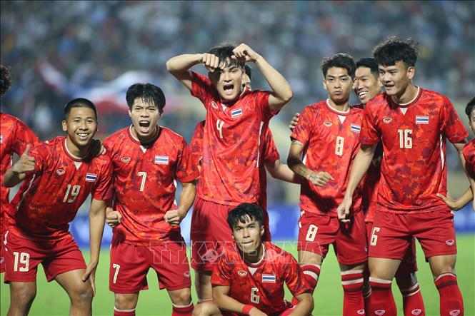 Các cầu thủ U23 Thái Lan ăn mừng bàn thắng mở tỷ số ở phút thứ 4 của Chonnapat Buaphan (16). Ảnh: Hoàng Linh-TTXVN