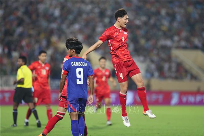 U23 Thái Lan liên tục dồn ép các cầu thủ U23 Campuchia. Ảnh: Hoàng Linh-TTXVN