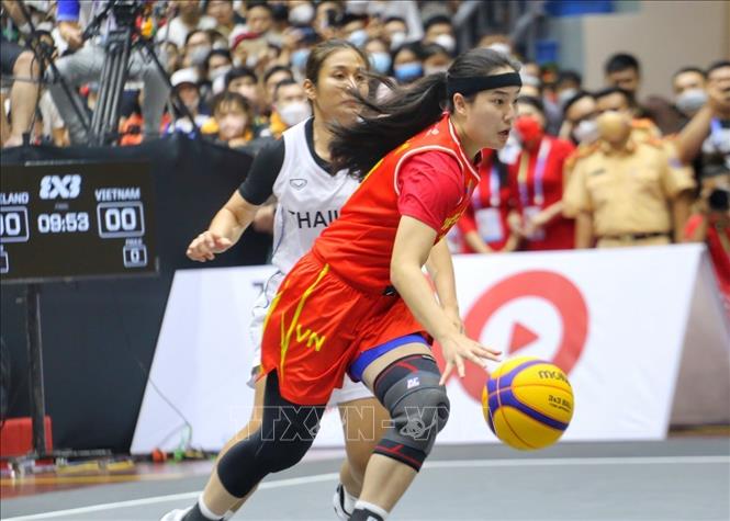 Pha lên bóng của Kayleigh Trương (số 11, nữ Việt Nam) trong sự cản phá của Warunee Kitraksa (số 33, nữ Thái Lan). Ảnh: Tuấn Đức - TTXVN