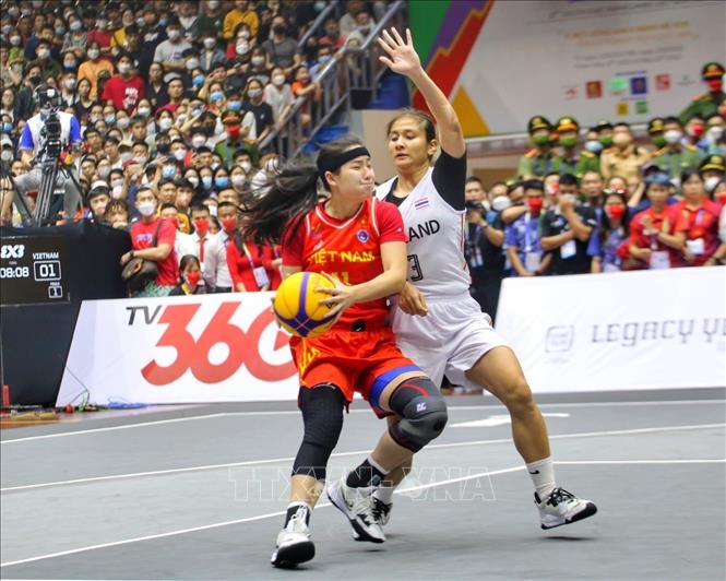 Pha lên bóng của Kayleigh Trương (số 11, nữ Việt Nam) trong sự cản phá của Warunee Kitraksa (số 33, nữ Thái Lan). Ảnh: Tuấn Đức - TTXVN