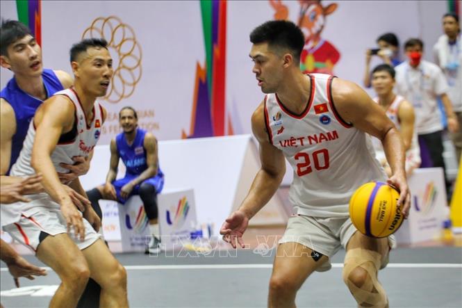 Pha dẫn bóng của Chris Dierker (số 20, nam Việt Nam) trong trận chung kết với nam Thái Lan. Ảnh: Tuấn Đức - TTXVN